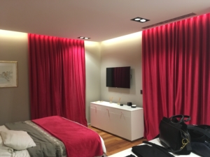 chambre rouge -Maison Petitcuenot - Tapissier Lyon